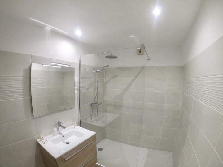 Chambre avec douche privée Porto-Ota