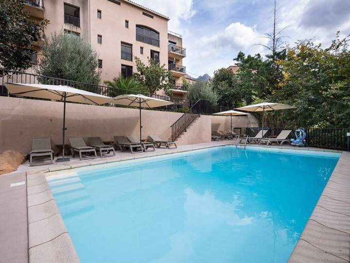 Bord de piscine dans un hôtel Porto-Ota