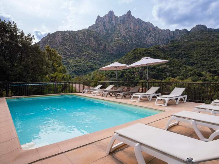 Détendez-vous au bord de notre piscine extérieure